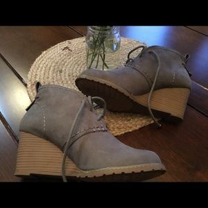 NEW IN THE BOX super cute wedges